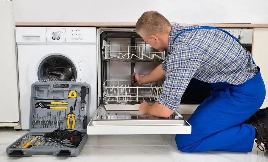 Bayraklı Hotpoint servisi teknisyen ekibi beyaz eşya tamiri yaparken